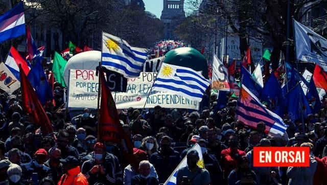 Multitudinaria manifestación de los trabajadores uruguayos pidiéndole a Lacalle Pou más trabajo y aumento de salarios