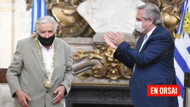 El Presidente otorgó la condecoración del Collar de la Orden del Libertador San Martín al expresidente de Uruguay, José 