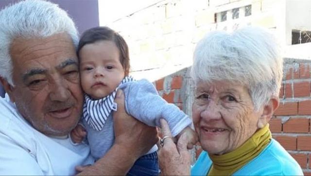 Juan y Nélida con su bisnieto, esta semana se reencontrarán con una de sus hijas, que fue apropiada en 1978