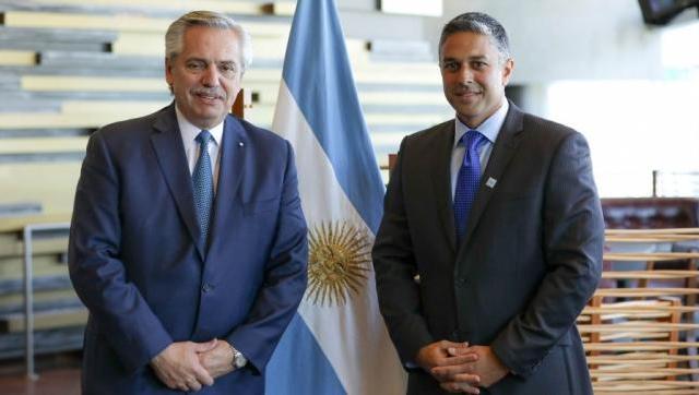 El presidente Alberto Fernández junto al titular de General Motors Internacional, Shilpan Amin (Foto Presidencia).