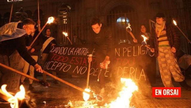 Marcha opositora con pocos asistentes tiraron antorchas encendidas y piedras a la Casa Rosada