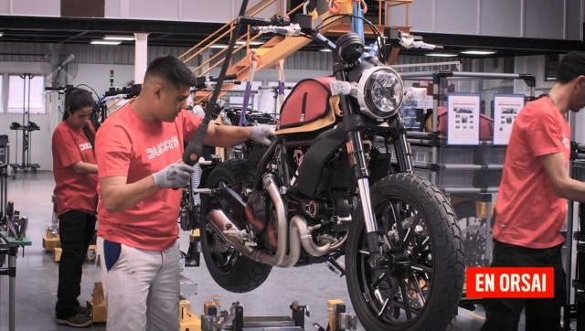 Ducati comenzó a ensamblar la moto Scrambler en Córdoba