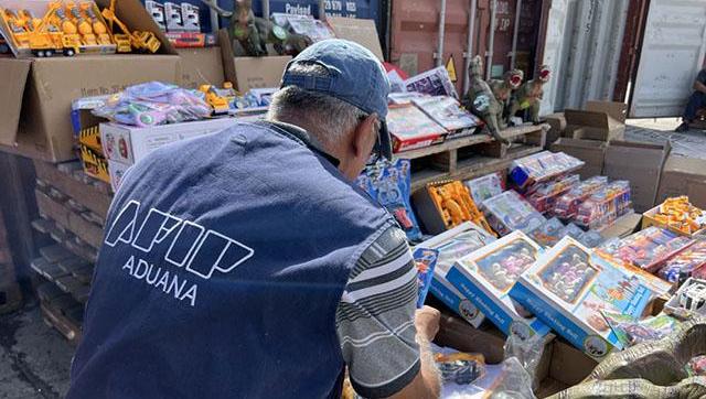 Secuestran siete contendores que buscaban evadir más de 1 millón de dólares