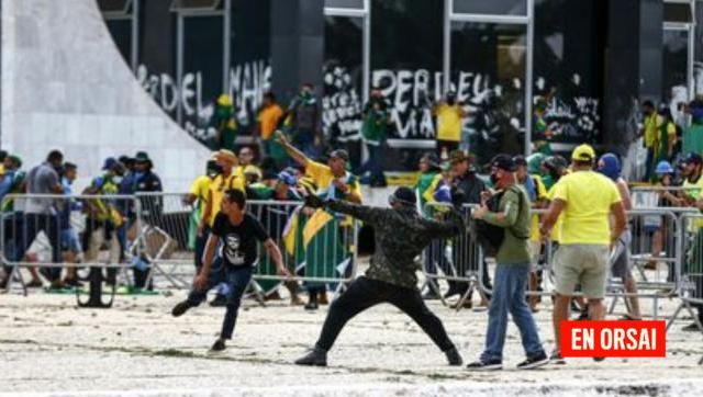 Bolsonaro y algunos militares convirtieron a sus seguidores en idiotas útiles con deseos liberticidas