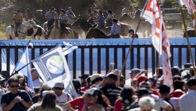 Patota del magnate ingles Joe Lewis impidió el acceso a una de las columnas de la Marcha a Lago Escondido