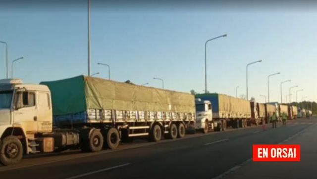 “El Campo” no descansa: En un operativo policial fue detenido un convoy de camiones que trasladaban soja para contrabandear