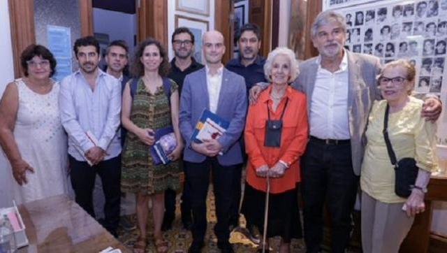 El día de la firma del acuerdo para hacer una convocatoria pública para crear una herramienta que digitalice el archivo de Abuelas de Plaza de Mayo. 