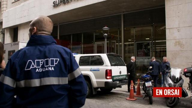 Aduana realizó allanamientos en 20 bancos del microcentro porteño por maniobras ilegales de compra-venta de divisas