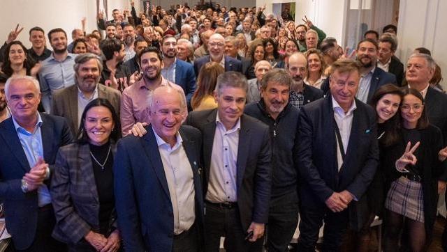 El presidente de YPF, Pablo González, y el titular del Instituto Patria, Oscar Parrilli