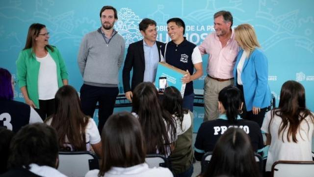 Kicillof entregó computadoras en Suipacha junto a intendente radical