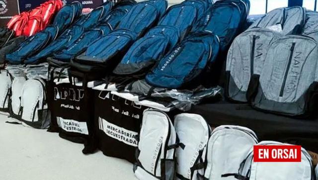 La Aduana donó mochilas y muebles al Ministerio de Educación
