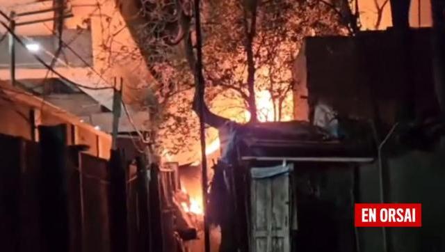 Incendio de grandes proporciones afecta asentamiento en Villa Crespo, dejando personas evacuadas