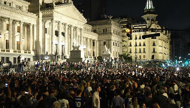Masiva marcha y cacerolazo en Plaza Congreso en rechazo al gobierno de Milei