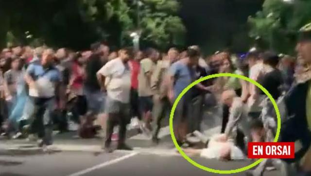 Murió un jubilado manifestando contra el DNU de Milei
