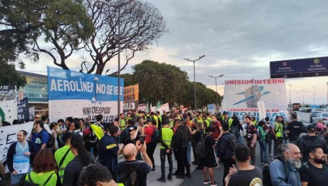 Trabajadores de GPS marchan contra despidos en Aerolíneas Argentinas