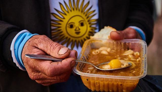 Gracias a Milei se comen menos pan, lácteos y carnes