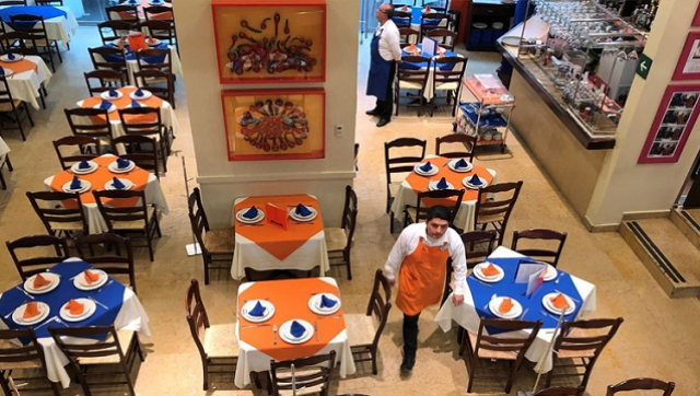 Restaurantes vacíos, bolsillos llenos de nada: el costo de comer afuera en la era Milei