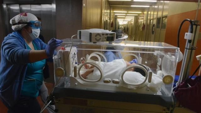 Enfermera del Garrahan trasladando bebe en incubadora. foto gentileza borderperiodismo.com