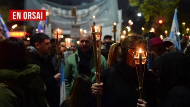 Imagen de archivo de docentes marchando con antorchas o pancartas en una universidad argentina.