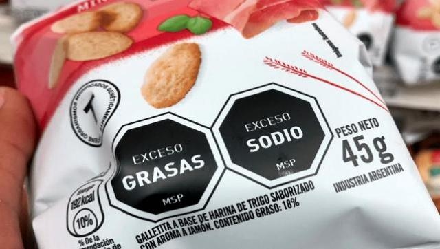 Sellos de advertencia para protejer a ciudadanos de comer alimentos que pueden ser nocivos para su salud.