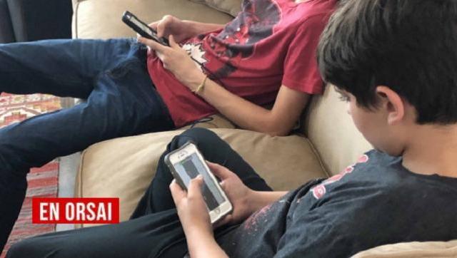Foto: Chicos mirando el celular
