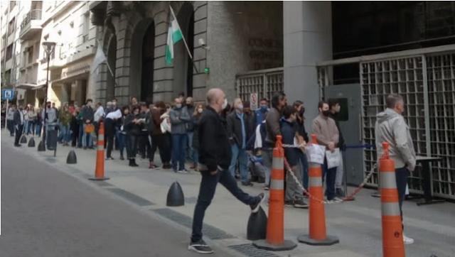Argentinos esperando frente a un consulado italiano en Buenos Aires