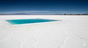 Vista aérea de una salina en el norte de Argentina con piletas de litio.