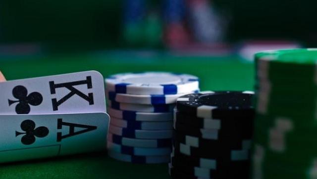 Naipes y fichas de casino