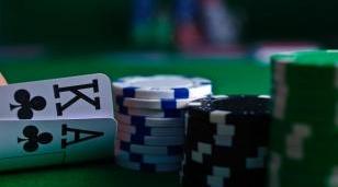 Naipes y fichas de casino