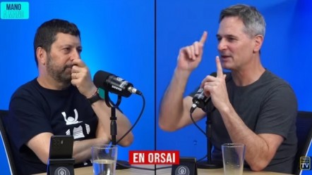 Alfredo Zaiat y Pablo Ibáñez durante el cierre del ciclo 2025 de Mano a Mano. Los analistas advierten sobre la falta de liderazgo en la oposición y los riesgos de la alineación incondicional con EE.UU.