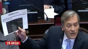El senador Martín Soria exhibe en el recinto la nota de La Política Online que reproduce la frase de Javier Milei sobre el dulce de leche y las biromes, durante la sesión del Senado del 16 de julio de 2026. (Captura: En Orsai)