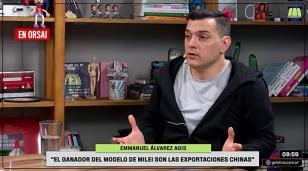 El economista Emmanuel Álvarez Agis durante la entrevista analizando el modelo económico argentino.
