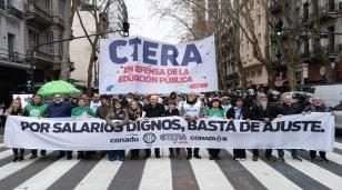 Docentes y trabajadores estatales de CTERA y ATE movilizados frente al Ministerio de Economía durante el paro nacional docente