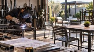 El trabajo artesanal en hierro y aluminio combina resistencia, diseño y funcionalidad para transformar espacios exteriores en ambientes únicos.