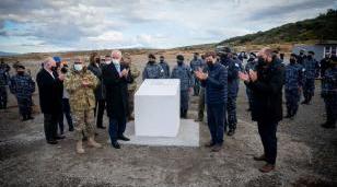 La piedra fundamental de la Base Naval Integrada de Ushuaia, colocada en marzo de 2022. Foto: Ministerio de Defensa.