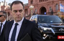 El exjefe de Gabinete Manuel Adorni continúa utilizando un vehículo del Estado y cuenta con protección policial después de su salida del Gobierno