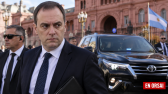 El exjefe de Gabinete Manuel Adorni continúa utilizando un vehículo del Estado y cuenta con protección policial después de su salida del Gobierno