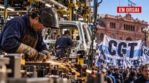 La industria argentina registró un repunte mensual del 1,9% en agosto, pero continúa 3,2% por debajo del mismo mes de 2025. La CGT se moviliza en defensa del trabajo y la producción nacional. Ilustración editorial generada con asistencia de IA: En Orsa