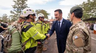 Luis Petri, entonces ministro de Defensa, saluda a efectivos militares en Mendoza, en enero de 2024. Foto: Ministerio de Defensa.
 