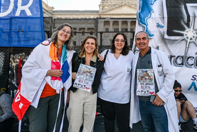 Trabajadores del Hospital Garrahan en asamblea frente al hospital